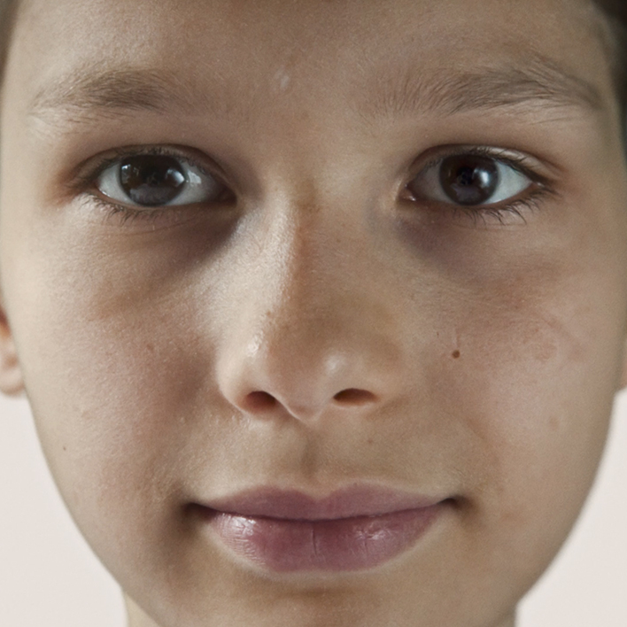 Ein Kindergesicht verändert sich und wird zum Gesicht eines Teenagers und eines Erwachsenen.